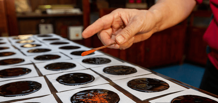 傳統(tǒng)膏藥的制作流程包含哪些步驟-修康藥業(yè)集團(tuán) 傳統(tǒng)膏藥的制作流程包含哪些步驟-修康藥業(yè)集團(tuán)